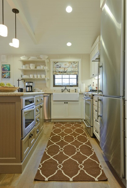 kitchen carpet is using a rug in the kitchen pretty or practical? QBVWDHW