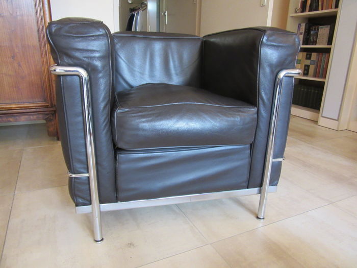 Le Corbusier by Cassina - LC2 Armchair, dark brown (lot 3) - Catawi